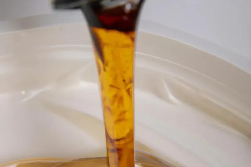 Epoxy vs glue: what to choose for your process?