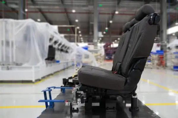 Polyurethane (PUR) and polyolefin (POR) reactive hot melt adhesives